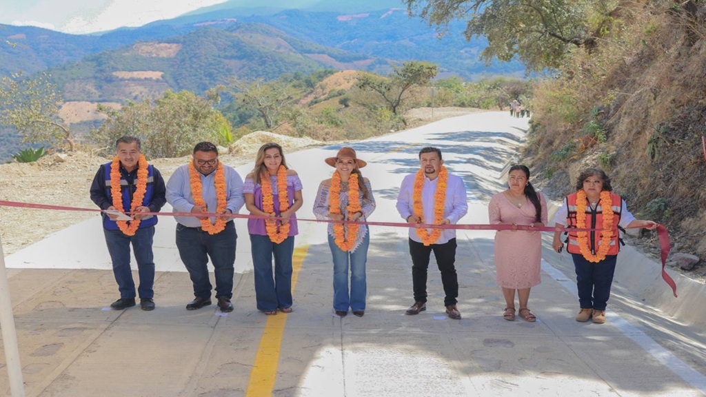 Evelyn Salgado cumple a la Sierra; inaugura el primer camino artesanal en Leonardo Bravo