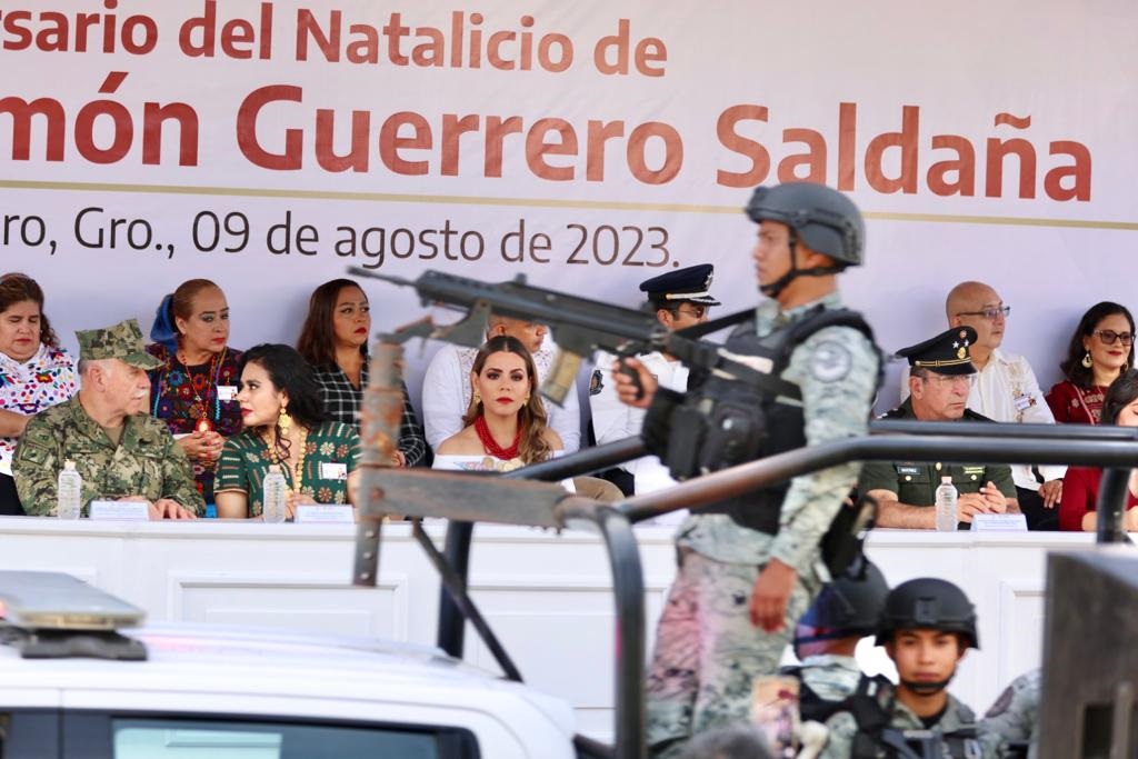 Se manifiestan normalistas en el desfile de Vicente Guerrero en Tixtla que presidió Evelyn Salgado