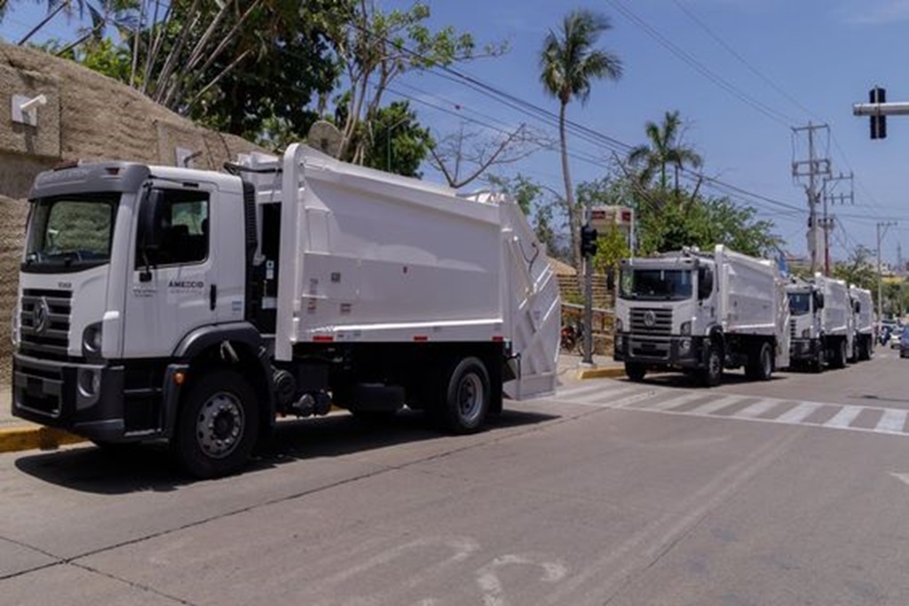 Con ayuda internacional, por Otis, la AMEXCID entrega cuatro camiones de basura para el Puerto de Acapulco