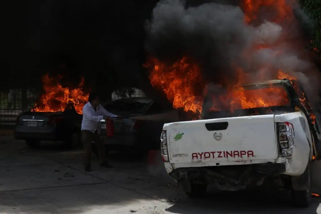 Normalistas de Ayotzinapa incendian automóviles en las instalaciones del Congreso local