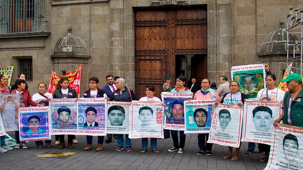 Padres de los 43 de Ayotzinapa denuncian indiferencia de AMLO por resolver el caso, “siempre nos engañó” aseguran las madres