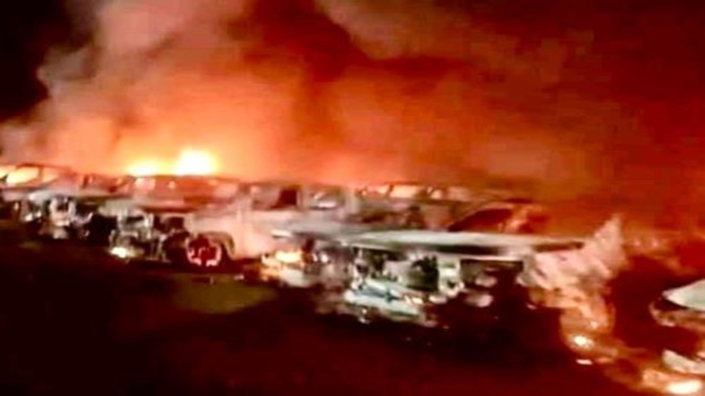 30 camionetas se incendian al caer un rayo, en La Unión