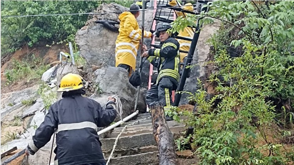 Rescatan bomberos a una pareja de adultos mayores tras colapsar la barda de su casa en la colonia Icacos