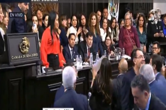 Con tribuna tomada y consignas de ambos bandos aprueban senadores Reforma al Poder Judicial de la Federación