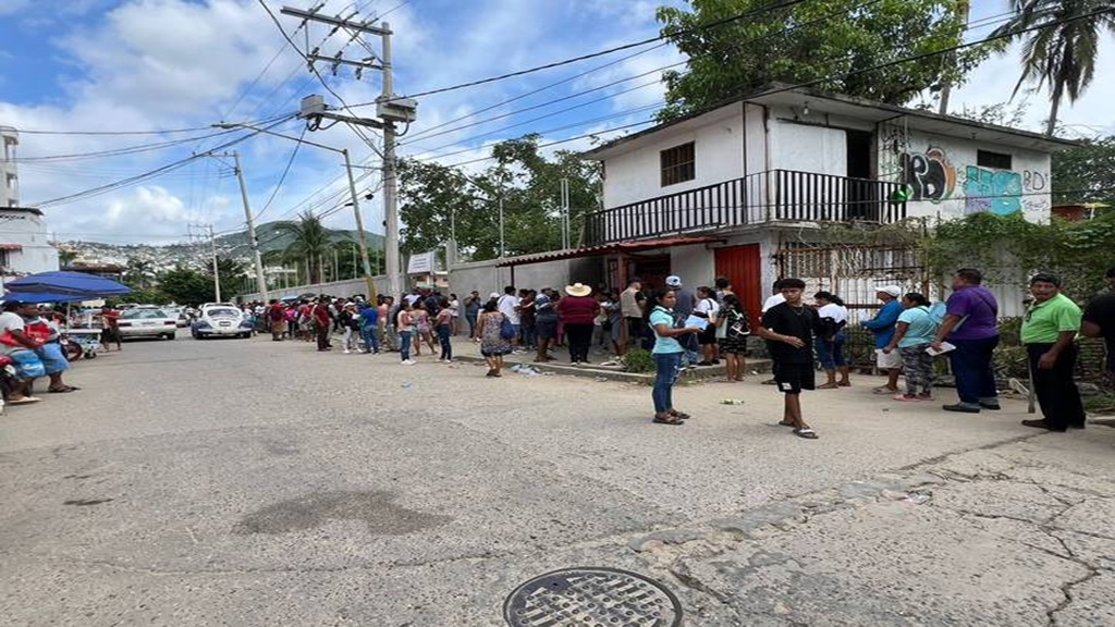 Largas filas de afectados para cobrar la ayuda económica para limpieza y reconstrucción; y Sheinbaun en la Base Naval