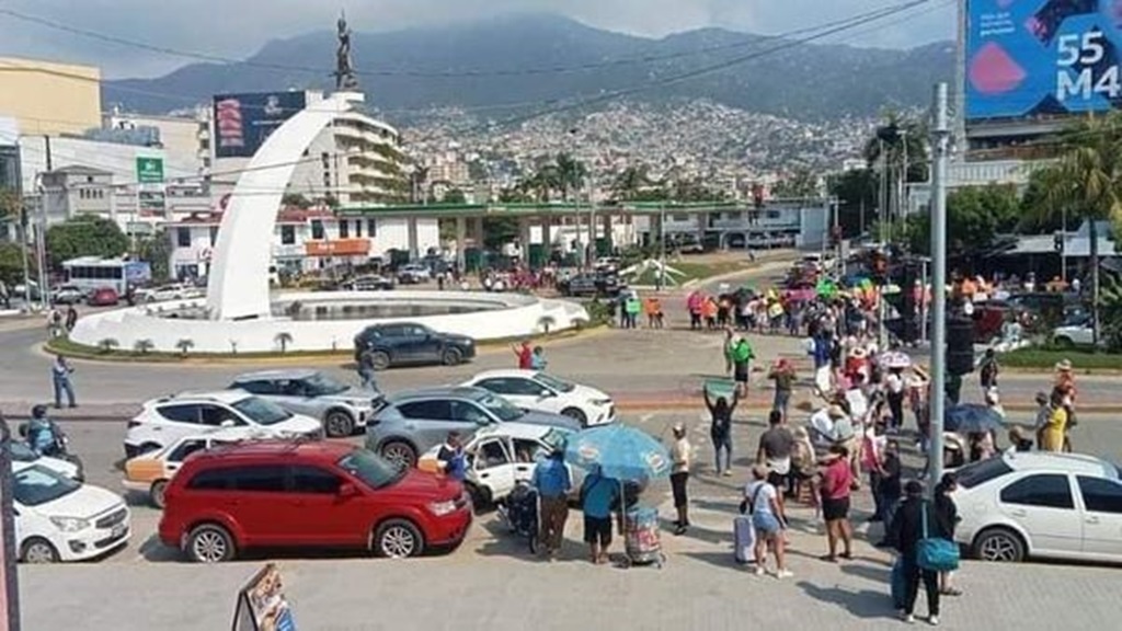 Protesta de comerciantes de tres mercados de Acapulco para exigir apoyos económicos.