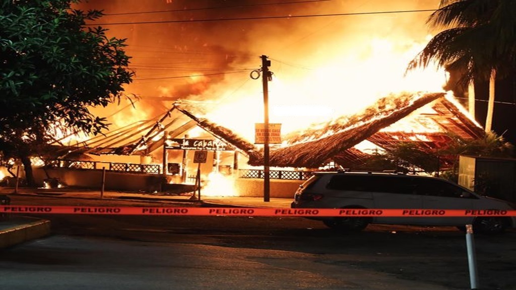 Sujetos incendian restaurante La Cabaña en Acapulco, Guerrero