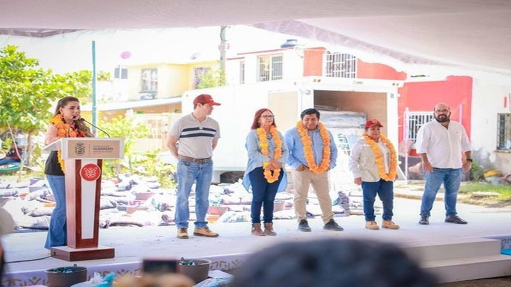 Evelyn Salgado entregó apoyos a familias de la colonia Campestre de La Laguna de Acapulco