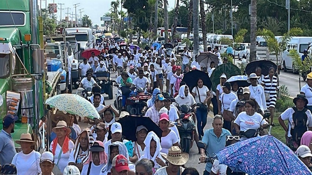 Forman Frente Democrático Guerrerense en Acapulco: En Protur y la autopista reclaman ayuda por daños de John y Otis