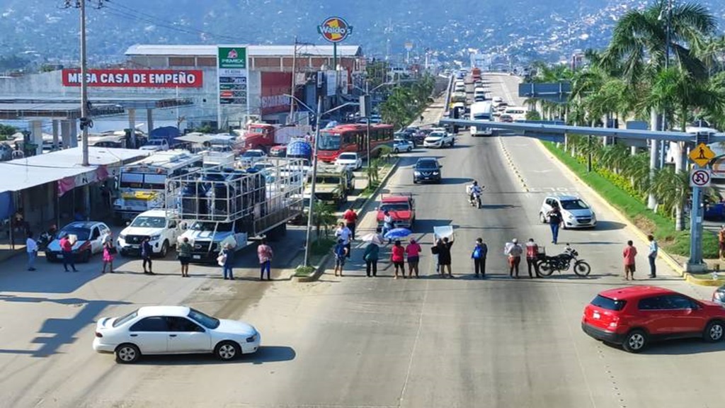 Damnificados por John  de Acapulco, Copala y Tixtla bloquean en demanda de censo casa por casa