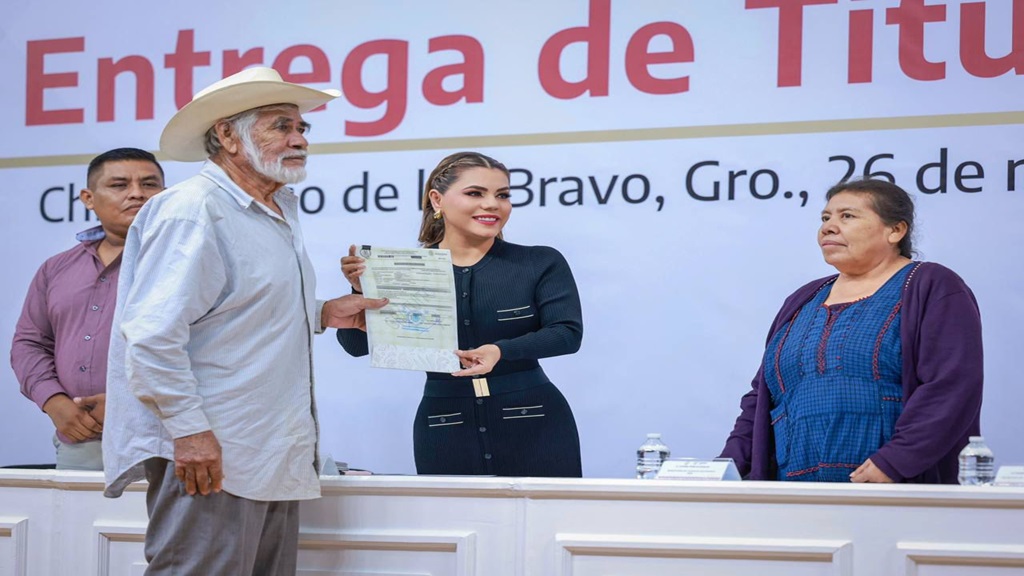 Entrega Evelyn Salgado beneficia a 250 familias con entrega de títulos de propiedad de diversos municipios de Guerrero