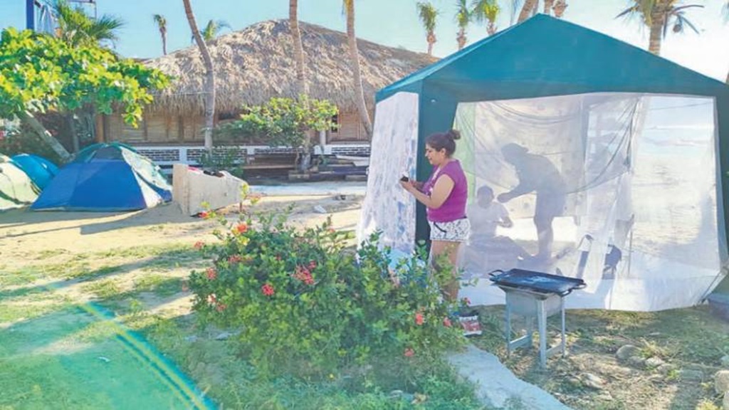 Migrantes pernoctan en Acapulco cerca de la playa