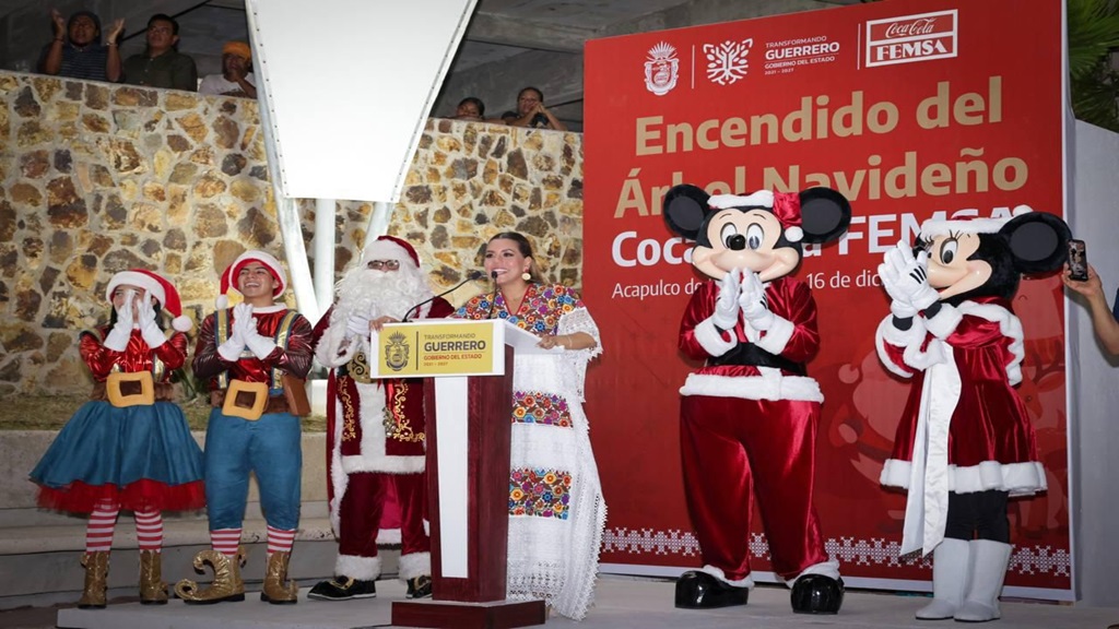 La Navidad se ilumina en Acapulco con el encendido del gran árbol navideño de Coca-Cola FEMSA