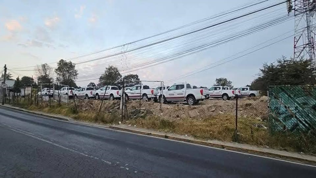 Encuentran en #CDMX 100 camionetas nuevas con logos de #AMLO y #Morena.