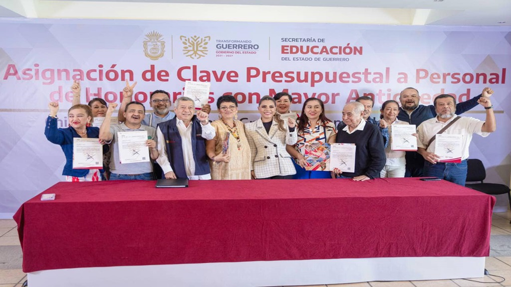 Evelyn Salgado entrega plazas a trabajadores administrativos y de apoyo al servicio de la educación