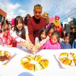 Entrega Metrobús armables a niñas y niños por el día de reyes