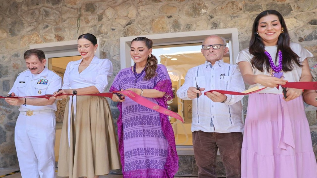 Por exceso de velocidad chocan empleados de Finanzas y riegan en la autopista placas para coches en Acapulco