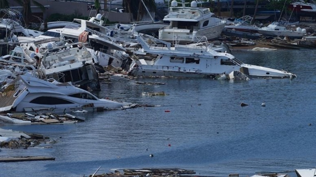 Sigue el retiro de embarcaciones hundidas por “Otis” en Acapulco