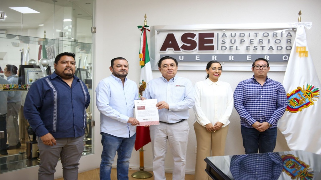 Destrozan normalistas la caseta Palo Blanco; exigen justicia por Suástegui