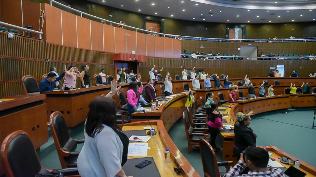 Torrenciales lluvias provocan inundaciones y atrapa autos en Acapulco 