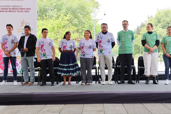 Clara Brugada presenta medallas y playeras oficiales del maratón y medio maratón Ciudad de México 2025
