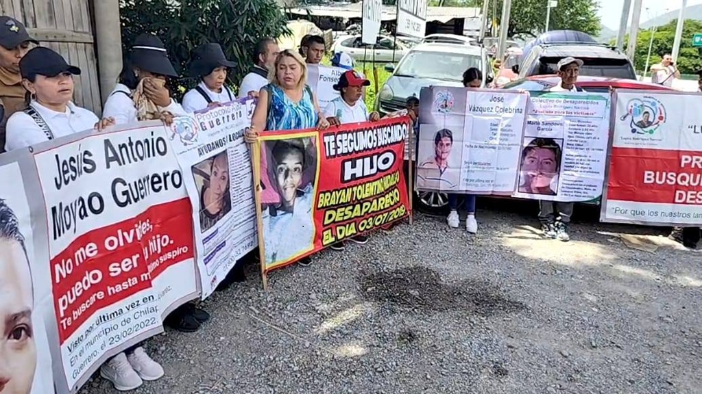 Con bloqueo a la Autopista del Sol exige colectivo entrega de restos humanos
