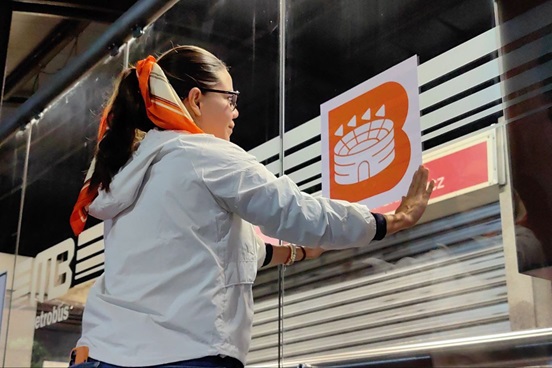 Intervienen estación de Metrobús Ciudad de los Deportes en la línea 1 para evitar promoción de maltrato animal