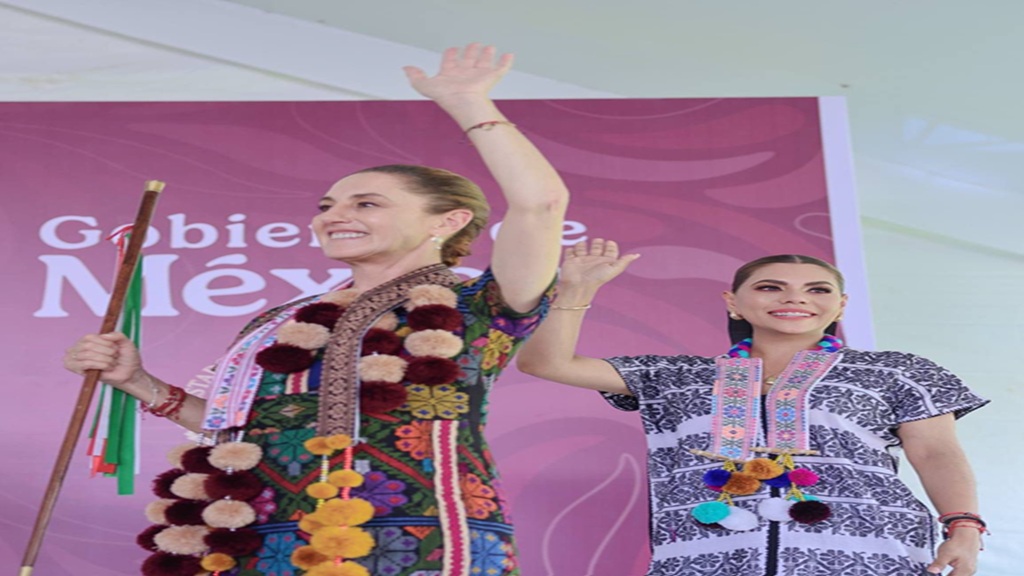 Mujeres amuzgas reciben créditos a la palabra para impulsar la productividad y comercialización de huipiles y telares de cintura