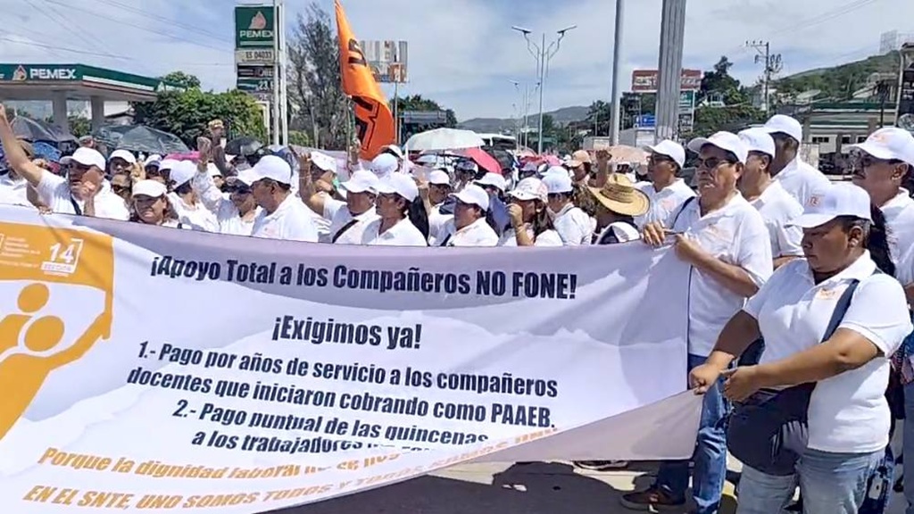 Maestros del SNTE bloquearon la autopista; exigen pago a los no FONE