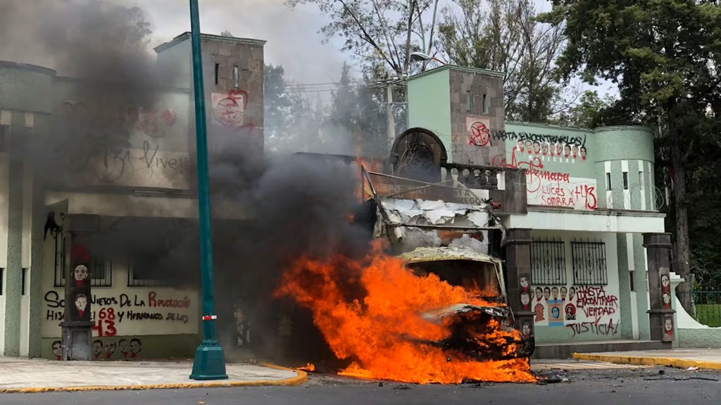 Caso Ayotzinapa: Encapuchados Incendian Camión en Campo Militar Uno-A con Bombas Molotov