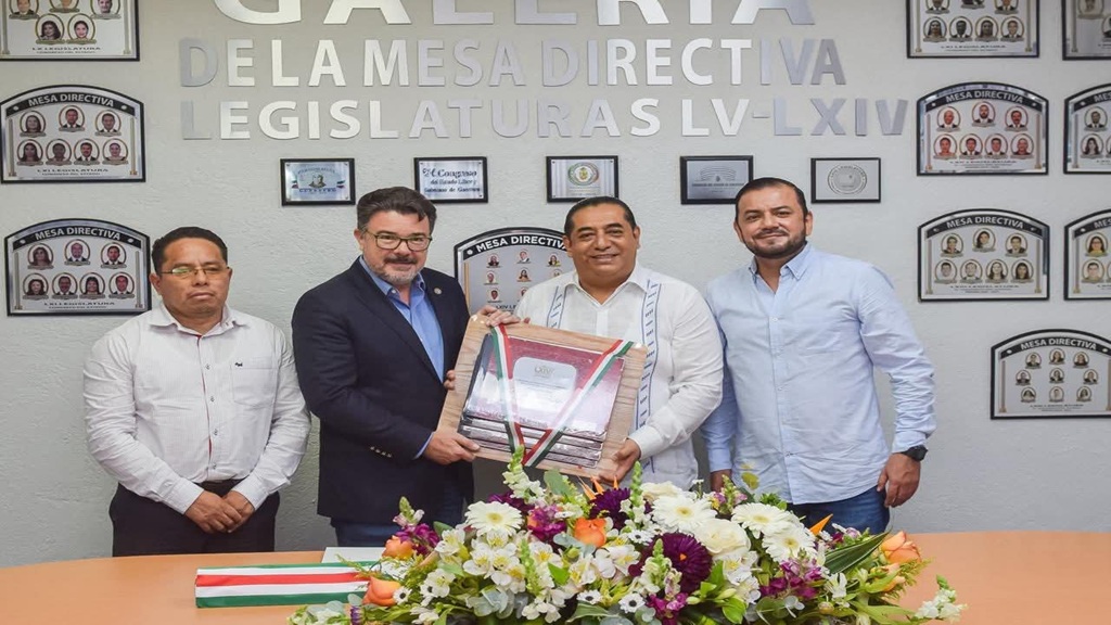 Recibe Alejandro Carabias Libros del estado que guarda la mesa directiva para el segundo año de la LXIV Legislatura