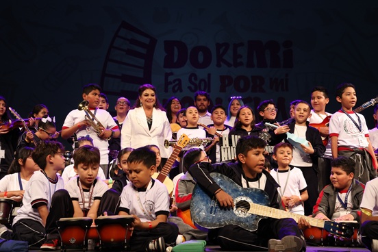 Entrega Clara Brugada instrumentos musicales del programa “do, re, mi, fa, sol por mi escuela”