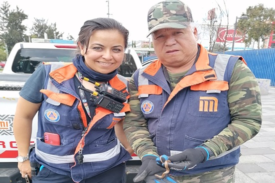 Rescata personal del Protección Civil del Metro a una serpiente