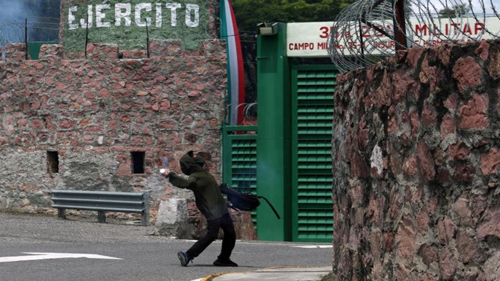 Normalistas de Ayotzinapa lanzan petardos a cuartel militar en Chilpancingo