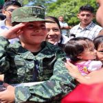 Muere niño indígena aplastado por una piedra en desfile en Tlapa