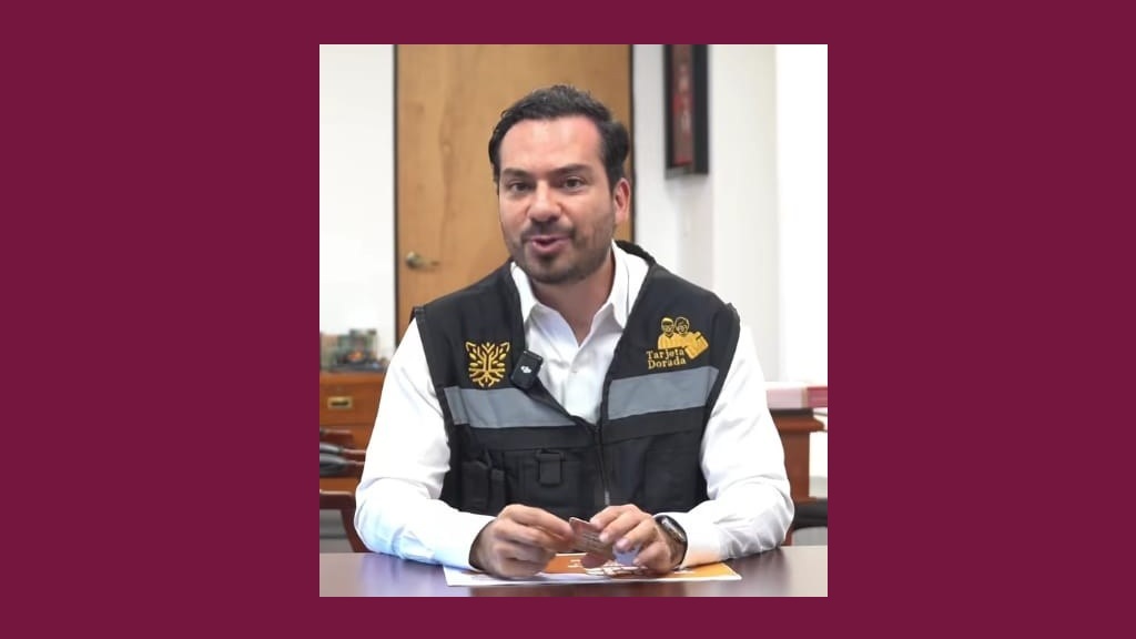 Entrega gobierno del estado seguros de vida a deudos de periodistas fallecidos