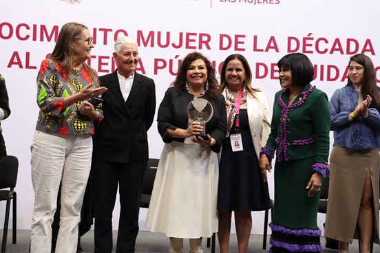 Recibe Clara Brugada reconocimiento “Mujer de la Década” y premio por impulsar el sistema público de cuidados
