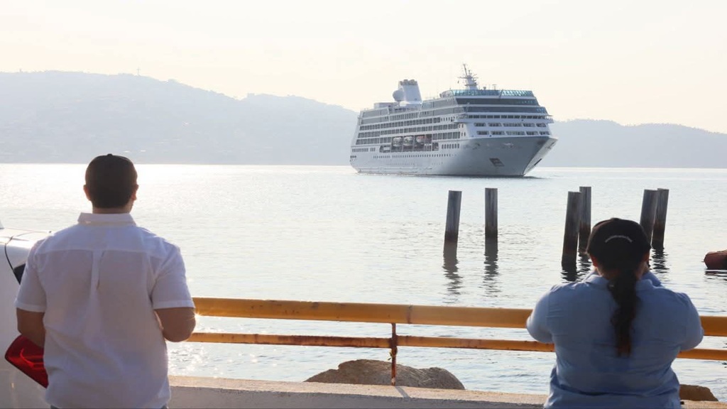 Acapulco fortalece su temporada turística con la llegada del crucero MS Regatta