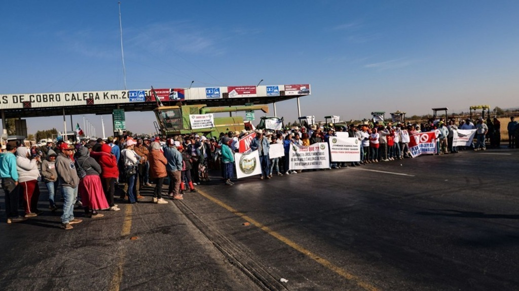 Fracasa mesa de negociación con transportistas y continúan los bloqueos