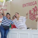 Evelyn Salgado entrega 300 títulos de propiedad a familias acapulqueñas
