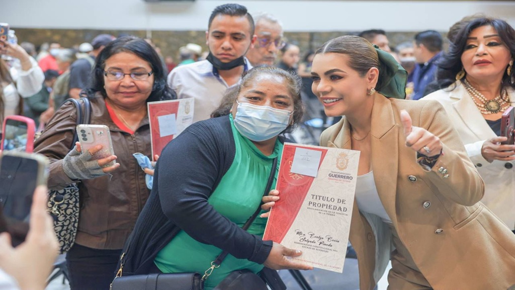 Evelyn Salgado entrega titulos de propiedad para dar certeza jurídica al patrimonio de 163 familias de Guerrero