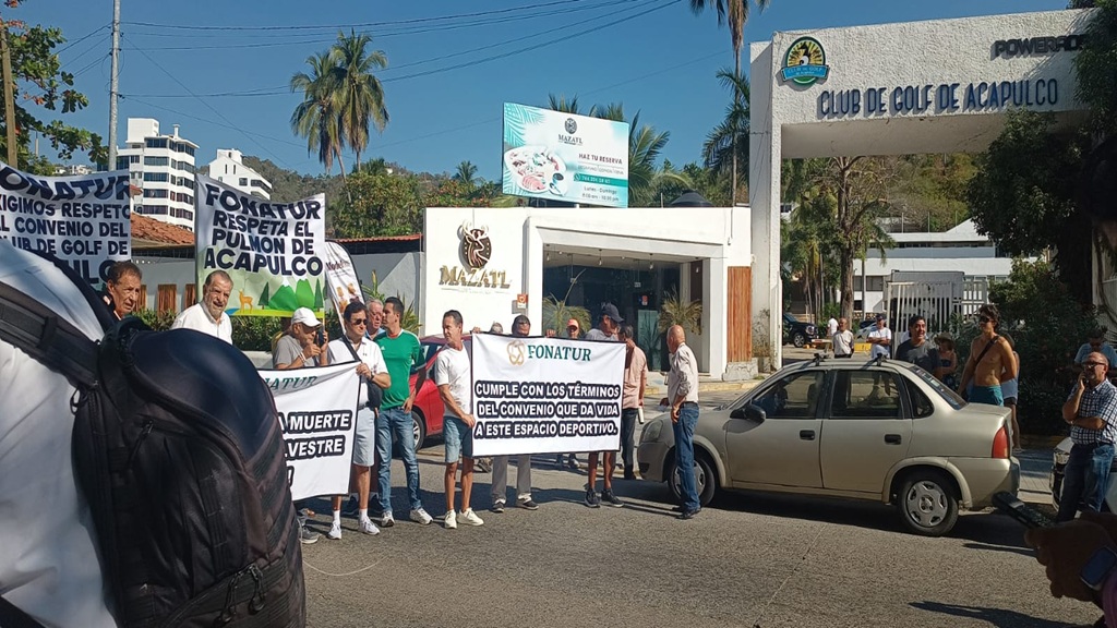 Socios del Club de Golf se manifiestan bloqueando la Costera Miguel Alemán – Acapulco.