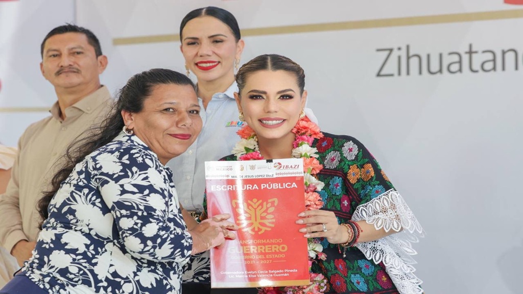 Entrega Evelyn Salgado 520 títulos de propiedad a familias de Zihuatanejo