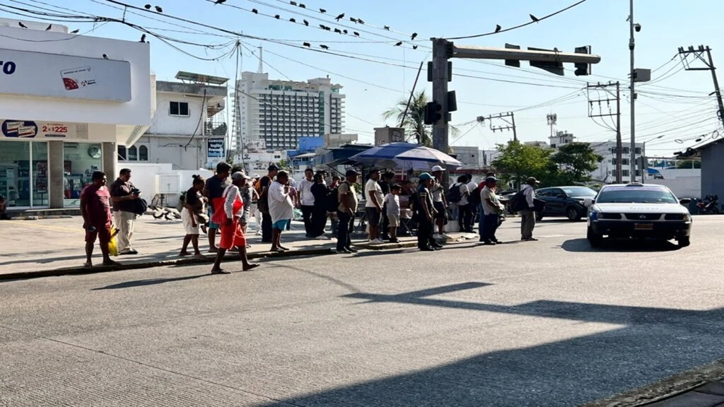 Falta de transporte público afecta a usuarios en Acapulco