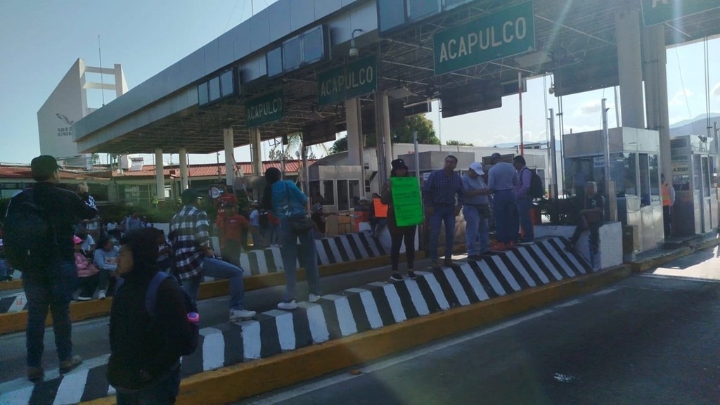 Toman maestros de la CETEG la caseta de la Autopista en Chilpancingo
