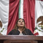 Se cae negocio de Tabe en Parque Lira; vecinas y vecinos lo detienen