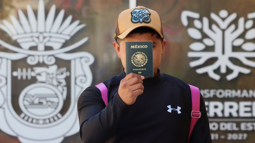 Jornaleros guerrerenses viajan a Florida para trabajar en el jitomate