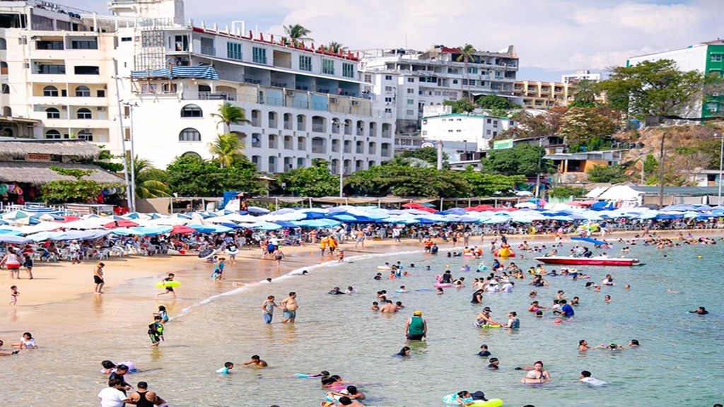 Turistas continúan llegando al Hogar del Sol