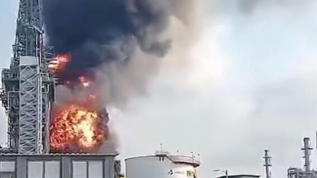 En llamas refinería Olmeca de Dos Bocas en Tabasco