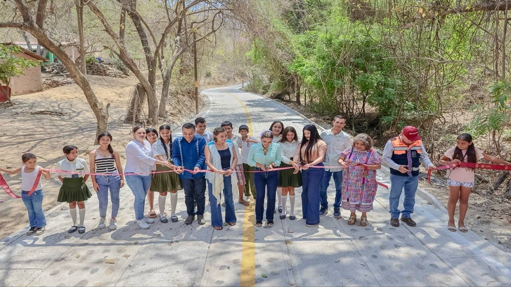 Inaugura Evelyn Salgado el camino artesanal Santa María-Zintapala en Tecpan de Galeana